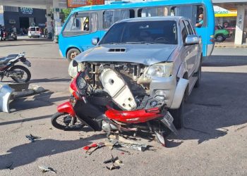 Colisão entre carro e moto deixa homem ferido em Paulo Afonso