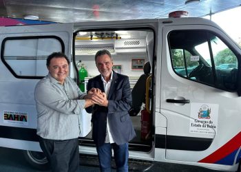 Vereador Valmir Rocha e deputado Daniel Almeida entregam nova ambulância para a saúde de Paulo Afonso; prefeito Galinho agradece pela parceria