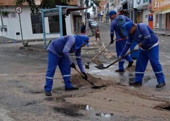 Mutirão de limpeza após fortes chuvas mobiliza equipes da Prefeitura em vários pontos de Paulo Afonso