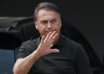 Bolsonaro apresenta crise de soluços e pressão alta após procedimento