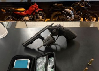Ação da PM resulta na apreensão de drogas, arma de fogo e motocicletas com restrição de furto em Paulo Afonso