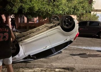 Acidente com capotamento é registrado na antiga Rua “D”, em Paulo Afonso