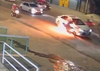 Vídeo impressionante mostra moto colidindo com carro e quase atropelando pedestre em Paulo Afonso