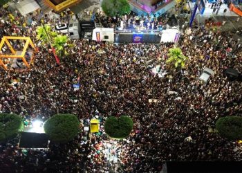 Bloco Pompeu e Anderson Neif puxam multidão e marcam noite com recorde de público em Delmiro Gouveia-AL