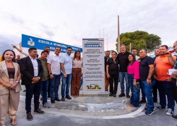 Ao lado de Arthur Lira, Ziane Costa entrega títulos de terra, pavimentação e sistemas de irrigação durante a semana de comemoração aos 72 anos de Emancipação Política de Delmiro Gouveia