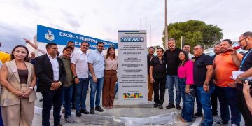 Ao lado de Arthur Lira, Ziane Costa entrega títulos de terra, pavimentação e sistemas de irrigação durante a semana de comemoração aos 72 anos de Emancipação Política de Delmiro Gouveia