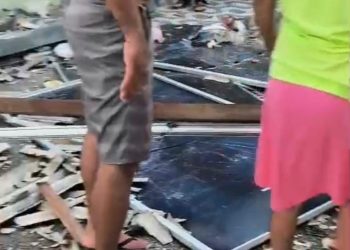 Vento forte derruba telhado e placas solares de casa no fim da tarde deste sábado (7) em Paulo Afonso [VÍDEOS]