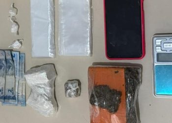 Denúncia de tráfico leva equipe da Rondesp a apreender maconha e cocaína no bairro Siriema 1, em Paulo Afonso