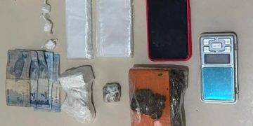 Denúncia de tráfico leva equipe da Rondesp a apreender maconha e cocaína no bairro Siriema 1, em Paulo Afonso