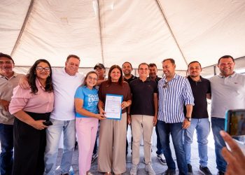 Em celebração aos 72 anos de Delmiro Gouveia, Ziane Costa assina ordem de serviço para construção de nova creche na Vila 25