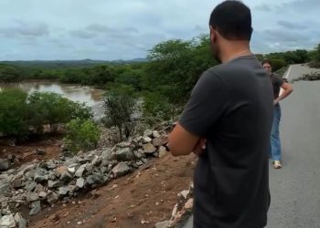 Madrugada de fortes chuvas deixa o Centro Histórico de Piranhas-AL sob grande volume de água (VÍDEOS)