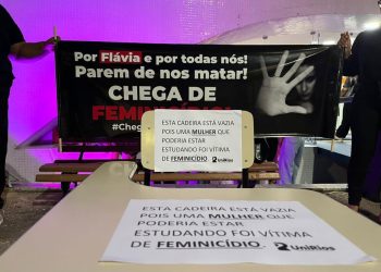 Cadeira vazia no UNIRIOS marca ausência da estudante de Direito, Flávia Barros, vítima de feminicídio e emociona colegas em Paulo Afonso