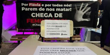 Cadeira vazia no UNIRIOS marca ausência da estudante de Direito, Flávia Barros, vítima de feminicídio e emociona colegas em Paulo Afonso