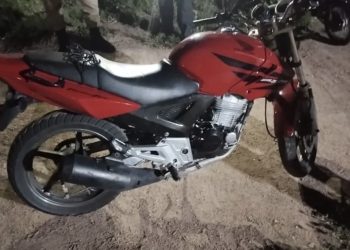 Motopatrulhamento da CETO retira de circulação motocicleta irregular no bairro Perpétuo Socorro, em Paulo Afonso