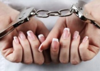Prisão em flagrante: mulher hostiliza guarnição e danifica viatura no centro de Paulo Afonso; diz PM