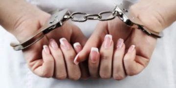 Prisão em flagrante: mulher hostiliza guarnição e danifica viatura no centro de Paulo Afonso; diz PM