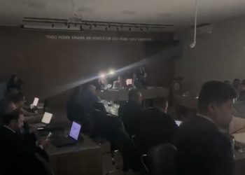 Em meio a reclamações generalizadas, falta de energia interrompe sessão legislativa em Paulo Afonso