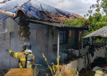 Incêndio em residência deixa morador ferido em Paulo Afonso; diesel usado para expulsar insetos pode ter causado o fogo
