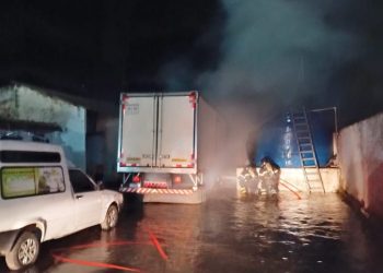 Incêndio em caminhão é controlado pelo Corpo de Bombeiros em Paulo Afonso