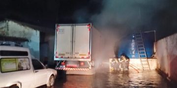 Incêndio em caminhão é controlado pelo Corpo de Bombeiros em Paulo Afonso