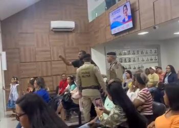 De novo! Homem é retirado da Câmara de Paulo Afonso após manifestação durante discurso de vereadora