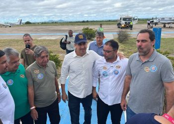 Prefeito leva deputados à Prainha e cobra solução para baronesas em Paulo Afonso-BA
