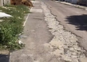 “Não ter vergonha de tapar um buraquinho”: moradora denuncia serviço incompleto da EMBASA em Paulo Afonso