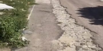 “Não ter vergonha de tapar um buraquinho”: moradora denuncia serviço incompleto da EMBASA em Paulo Afonso