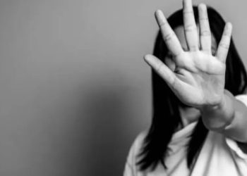 Jovem é socorrida pela PM após ser agredida pelo companheiro e irmãos em Paulo Afonso