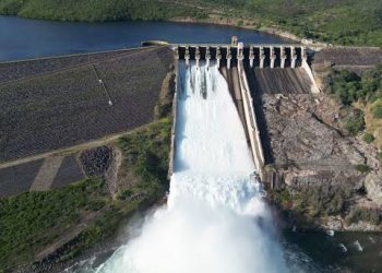 Abertura das comportas da Usina de Xingó transforma • “Velho Chico” em espetáculo de força e beleza no Sertão