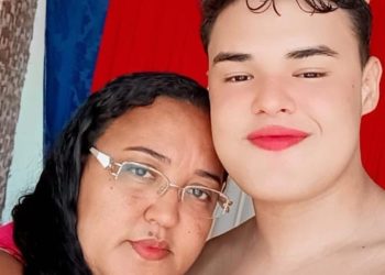 Mãe de jovem que agrediu ex-namorada apresenta versão e nega que filho esteja foragido (OUÇA)