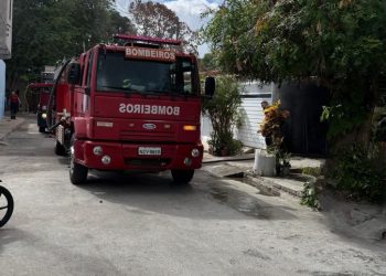 Incêndio em residência mobiliza corpo de bombeiros no Bairro Centenário, em Paulo Afonso 
