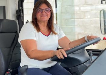 Prefeita Ziane Costa entrega 14 novos ônibus escolares, caminhão frigorífico e kits escolares em Delmiro Gouveia