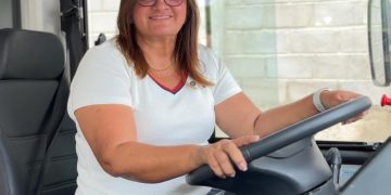 Prefeita Ziane Costa entrega 14 novos ônibus escolares, caminhão frigorífico e kits escolares em Delmiro Gouveia