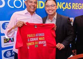 Jerônimo Rodrigues, governador da Bahia, chega em Paulo Afonso para encontro do Plano de Governo Participativo