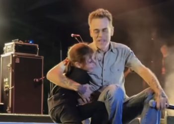 Nando Reis emociona multidão e protagoniza momento “fofo” com fã mirim no Moto Paulo Afonso 2026