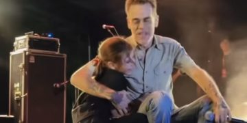 Nando Reis emociona multidão e protagoniza momento “fofo” com fã mirim no Moto Paulo Afonso 2026