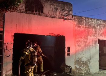 Incêndio em residência mobiliza equipes do Corpo de Bombeiros no bairro Siriema em Paulo Afonso