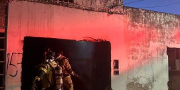 Incêndio em residência mobiliza equipes do Corpo de Bombeiros no bairro Siriema em Paulo Afonso
