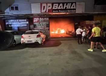 Incêndio atinge loja de peças e serviços automotivos em Paulo Afonso; veículos são consumidos pelas chamas