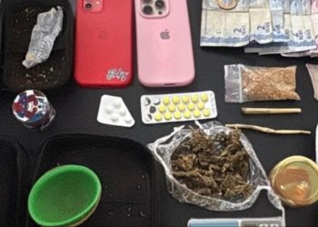 Durante motopatrulhamento, PM encontra drogas e medicamentos controlados em carro no Balneário