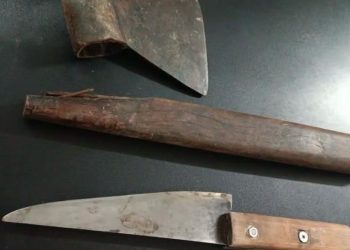 Homem é conduzido à delegacia após ameaçar companheira com faca e machadinha em Paulo Afonso