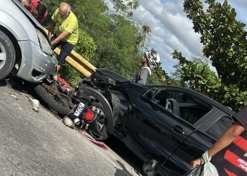 Acidente entre motocicleta e dois carros deixa feridos e causa congestionamento na BA-210, em Paulo Afonso