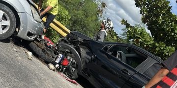 Acidente entre motocicleta e dois carros deixa feridos e causa congestionamento na BA-210, em Paulo Afonso
