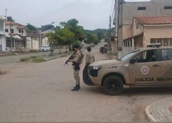 Homem é conduzido à delegacia após ameaçar companheira com faca e machadinha em Paulo Afonso