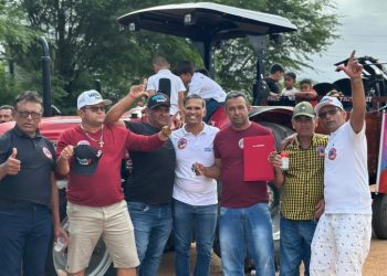 Povoado Tigre recebe trator e implementos agrícolas destinados pela deputada federal Ivoneide Caetano e entregues por Marconi Daniel