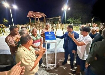 Prefeitura entrega nova praça no Povoado Açude e presta homenagem à história local