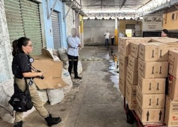 Após incêndio que destruiu boxes no Mercado CEAPA em Paulo Afonso, 400 kg de fogos e pólvora armazenados irregularmente foram apreendidos, diz Polícia Civil