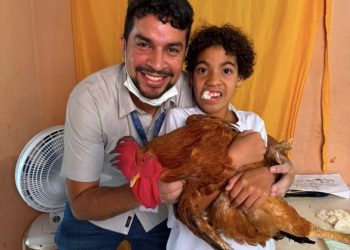 “Ele só aceitou fazer a extração segurando o galo de estimação”: gesto de odontólogo emociona Paulo Afonso e recebe homenagem pública