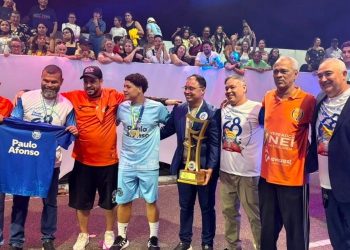 Atletas pauloafonsinos, campeões brasileiros Sub-15 de Futsal 7 são aclamados no Desfile de 68 anos da cidade